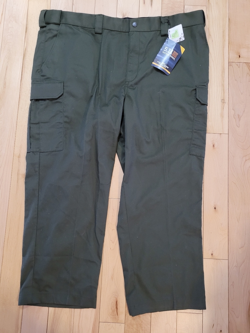 Brand new 5.11 Tactical men's size 46 green cargo pants, read description
